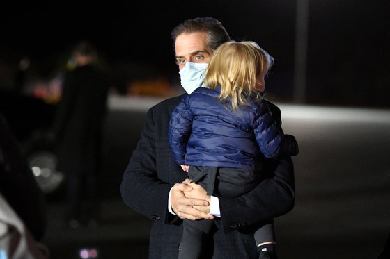 바이든 대통령 차남 헌터 바이든이 지난해 태어난 아들 보를 안고 있다. 낸터켓 공항에 착륙한 에어포스원에서 내린 직후. [AFP=연합뉴스]