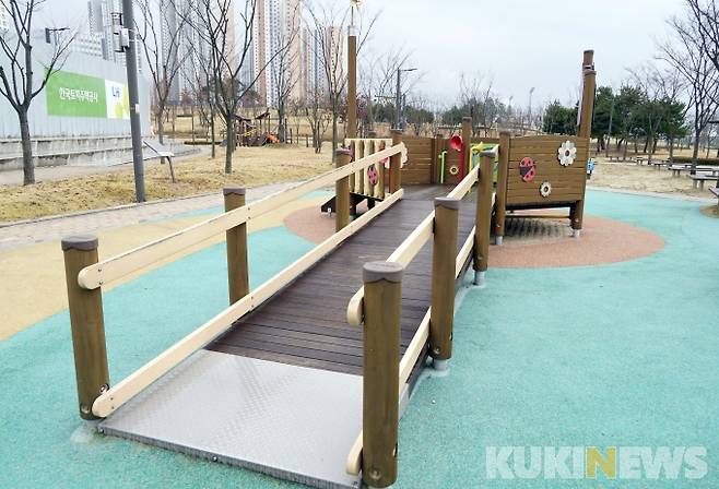 경기도 화성시 오산동에 위치한 여울공원 내 무장애 통합 놀이터.&nbsp; &nbsp;사진=박효상 기자