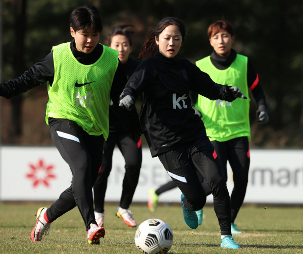 한국 여자 축구 대표팀 김성미(왼쪽)와 이민아(가운데)가 뉴질랜드와의 친선전을 이틀 앞둔 25일 경기도 파주 국가대표 트레이닝센터(NFC)에서 훈련 중 볼경합을 하고 있다. 대한축구협회 제공