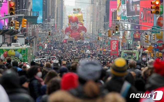 25일(현지시간) 뉴욕 맨해튼에서 메이시스 백화점 주관의 추수감사절 퍼레이드에 시민들이 북적이고 있다. 2021.11.25./사진=(뉴욕 로이터=뉴스1)