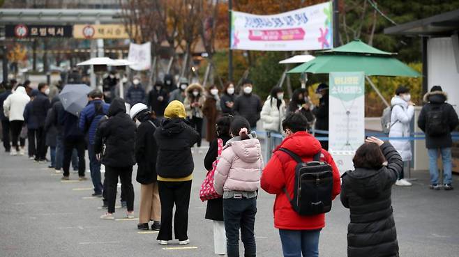 [코로나19 신규 확진자가 3,901명으로 집계된 26일 오후 서울 서초구 고속터미널역 임시선별검사소에서 시민들이 검사를 받기 위해 줄을 서고 있다. /사진=뉴시스