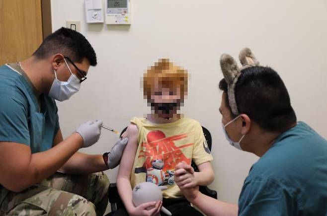 주한미군은 지난 17일부터 화이자 백신을 만 5~11세를 대상으로 접종하기 시작했다. 사진은 17일 주한미군 가족 어린이가 캠프 험프리스에서 화이자의 코로나19 백신을 맞고 있는 모습. [연합]