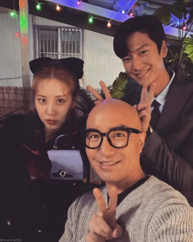 Hong Seok-cheon has sent rave reviews to the beauty of Girls Generation Seahun.Hong Seok-cheon wrote on his personal Instagram on November 26, Whatever you do, you are beautiful. When you fix the makeup during the shoot, I took it and it comes out like a princess.Princess Girls Generation. I know youre honored. My brother praised the girls for being stingy, but he praised you for being a princess.In the photo released together, Hong Seok-cheon is leaving a selfie with Seohyun and Na In-woo.Seohyuns big and colorful features, which sit on a small face, catch the eye.Hong Seok-cheon also said, Our Na In-woo actor is so cool. He does not miss Na In-woos appearance, but praises it like a smile.The netizens who watched the photos responded such as Seohyun is so beautiful and the praise of the girls is stingy.