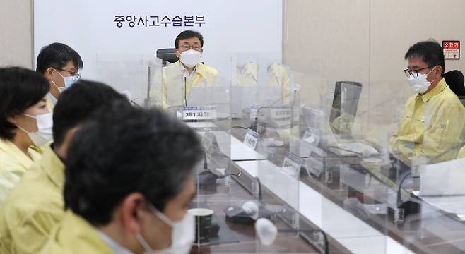 권덕철 중앙재난안전대책본부 1차장(보건복지부 장관)이 26일 오전 세종시 정부세종청사에서 열린 신종 코로나바이러스 감염증(코로나19) 대응 중앙재난안전대책본부 회의에서 발언하고 있다. 연합뉴스