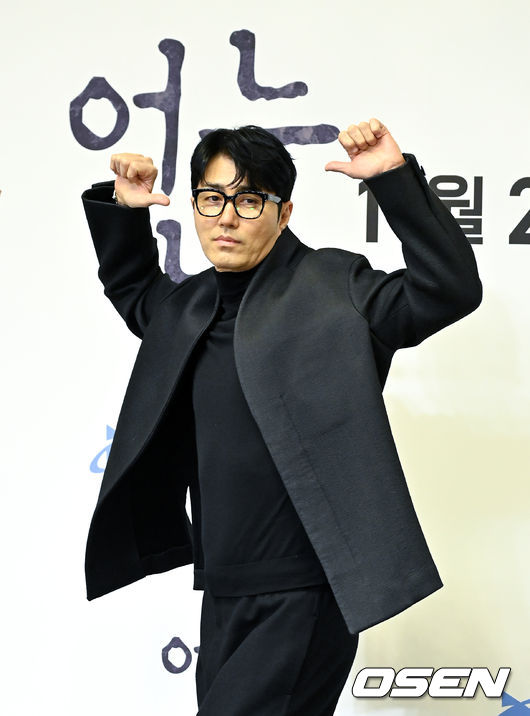 [OSEN=지형준 기자]배우 차승원이 포토타임을 하고 있다. 2021.11.26 /jpnews@osen.co.kr