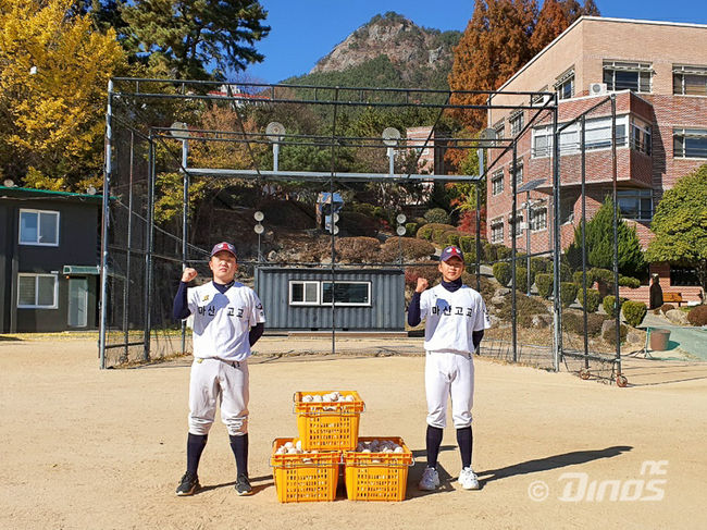 ‘드림볼’을 기증 받은 마산고 야구팀 / NC 다이노스 제공