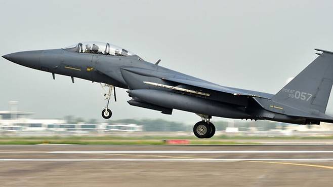 공군 주력 전투기 F-15K. 성능개량이 시급하지만 선행연구에서 절차가 중단됐다.