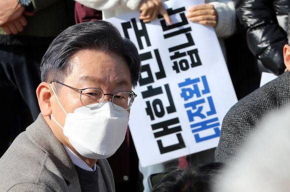 이재명 더불어민주당 대선 후보가 26일 오후 전남 신안군에 위치한 응급의료 전용헬기(닥터헬기) 계류장을 방문해 의료진 및 섬마을 주민들과 국민반상회를 하고 있다. 뉴스1