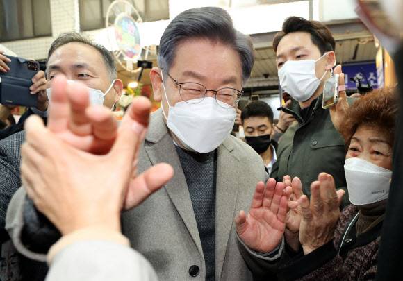 이재명 목포 동부시장 방문 - 더불어민주당 이재명 대선후보가 26일 오전 전남 목포시 동부시장을 방문, 시민들과 인사하고 있다. 2021.11.26 연합뉴스