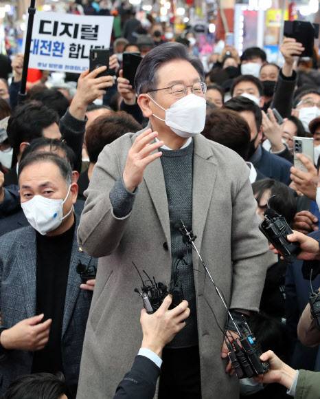 목포에서 지지호소하는 이재명 대선후보 - 더불어민주당 이재명 대선후보가 26일 오전 전남 목포시 동부시장을 방문, 즉석연설을 하고 있다. 2021.11.26 연합뉴스