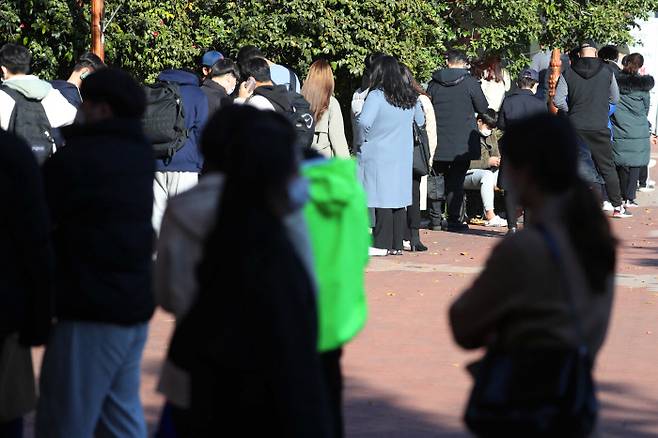 26일 대구 중구 국채보상운동 기념공원에 설치된 코로나19 임시선별검사소에서 시민들이 진단검사를 기다리고 있다. 연합뉴스
