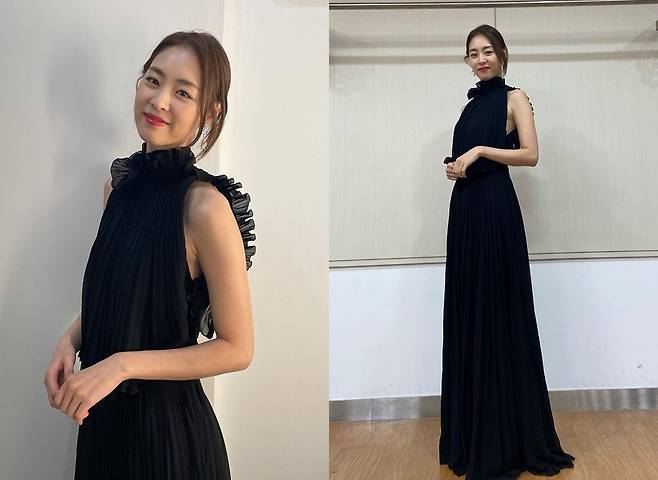 Actor Lee Yeon-hee showed off her fascination figureLee Yeon-hee posted several photos on his Instagram account on Wednesday, along with an article entitled Blue Dragon Film Award Award-winning: Today on Red Lip in BlackDress.Lee Yeon-hee, pictured, had an alluring atmosphere with a black long dress, and he showed off his right shoulder and a thin line without a slightness.Lee Yeon-hee also showed off her Goddess beauty with elegant Smile and graceful figure.Fans cheered with comments such as Its so beautiful, Superstar, Beautiful, and Its attractive.Meanwhile, Lee Yeon-hee recently appeared in the play Lee Soon Jaes Lear King.