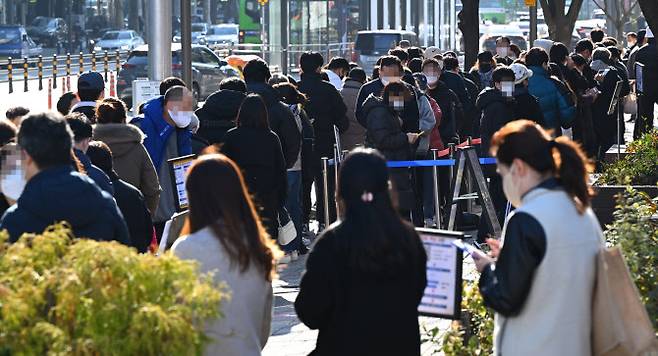 지난 26일 오전 서울 송파구보건소에 설치된 임시 선별진료소를 찾은 시민들 검체 검사를 위해 대기하고 있다. (사진= 연합뉴스)