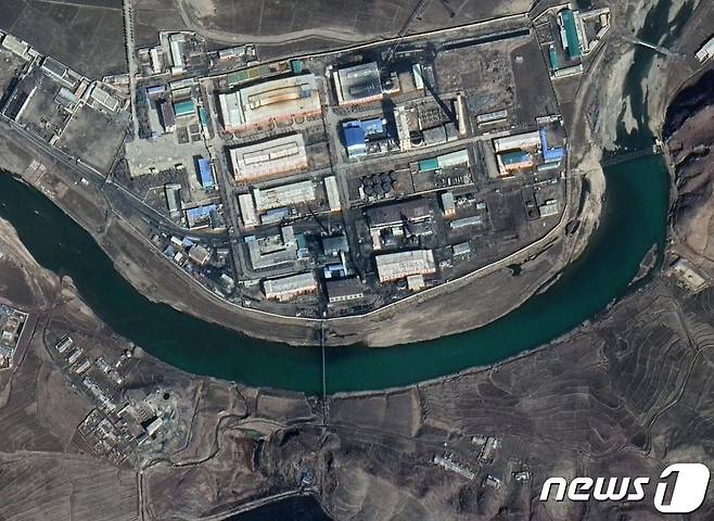 북한 황해북도 평산의 우라늄 정련 시설 일대를 촬영한 위성사진 (구글 어스 캡처) © 뉴스1
