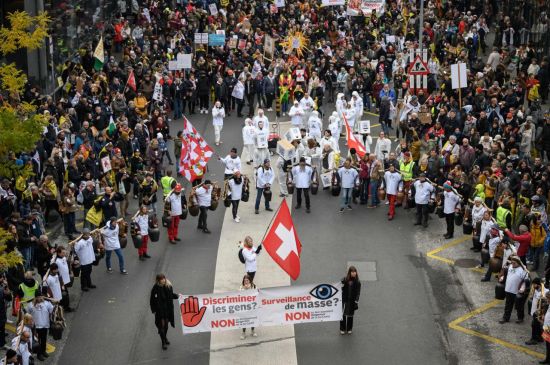 지난 20일(현지시간) 스위스 로잔에서 주민들이 코로나19 확산 방지를 위한 방역 조처에 반대하는 시위를 벌이고 있다. ＜사진=AFP연합＞