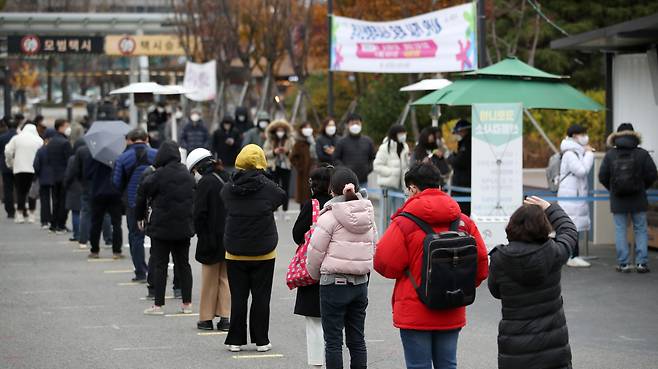 코로나19 신규 확진자가 3,901명으로 집계된 26일 오후 서울 서초구 고속터미널역 임시선별검사소에서 시민들이 검사를 받기 위해 줄을 서고 있다. 2021.11.26. /뉴시스