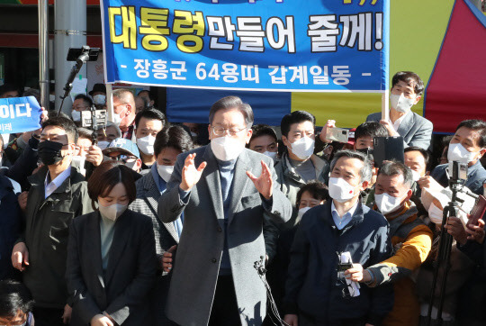 더불어민주당 이재명 대선후보가 27일 전남 장흥군 정남진장흥토요시장을 방문, 즉석연설하며 지지를 호소하고 있다. <장흥=연합뉴스>