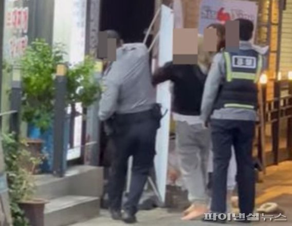 부산 번화가에서 만취한 여성이 경찰관에게 달려드는 모습. 유튜브 캡처