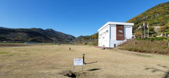 비봉리 유적 전경. 오른쪽 흰 건물이 비봉리패총전시관이고 잔디마당에 사슴과 멧돼지 조각 장식이 보인다.