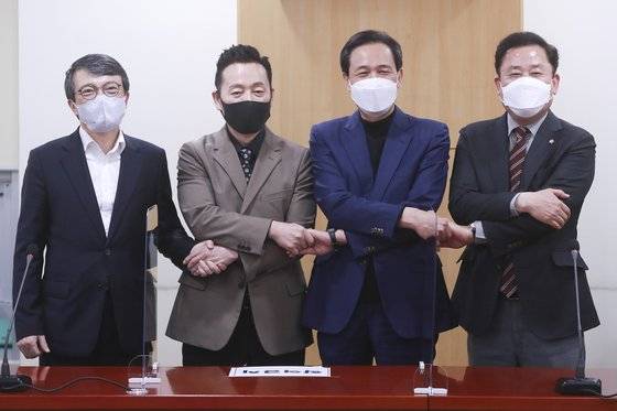 지난 22일 국회에서 열린 민주당-열린민주당 통합협상 대표단 상견례 현상. 왼쪽부터 김의겸 열린민주당 의원, 정봉주 전 의원, 우상호·송갑석 민주당 의원. 임현동 기자