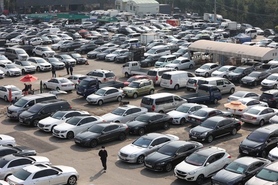 지난달 26일 오전 서울시내 한 중고차시장에 판매를 위한 중고차들이 주차돼 있다. 뉴스1