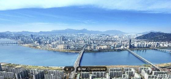 잠실 롯데월드타워 70층에서 내려다본 한강과 강북 조망. 70층에 300평형에 해당하는 초대형 고급 오피스텔이 들어서 있다.