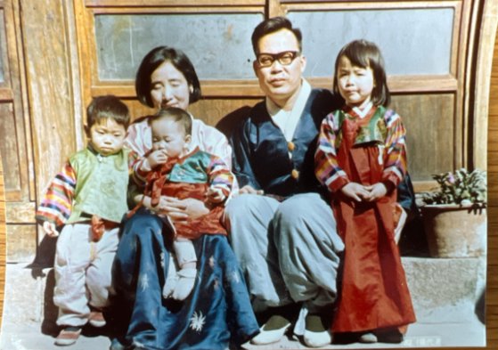 1967년 이문영 교수 부부와 3남매는 서울 종로구 사직동 자택에 살았다. 사진 이선아씨 제공