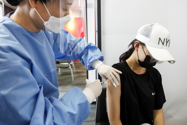 12∼15세(2006∼2009년생)에 대한 코로나19 백신 접종이 시작된 지난 1일 오전 서울시내 한 병원을 찾은 청소년이 화이자 백신 접종을 받고 있다. 뉴시스
