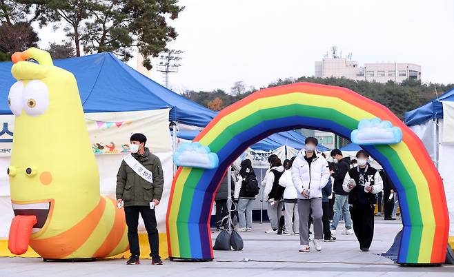 지난 17일 강원 춘천시 강원대학교에서 열린 가을 축제 '백령대동제' 행사장이 학생들로 붐비고 있다. [연합]