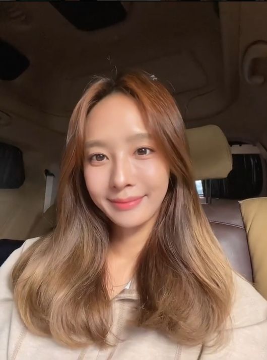 Actor Park Jung-ah from the group Jewelry boasted her prime beauty ahead of her girl groups re-debut.Park Jung-ah posted an article and video on his 27th day, I am excited wherever I go.The video showed Park Jung-ah travelling in a car.Park Jung-ah, who spends time in a car that boasts a spacious interior, is excited to be out of the open anyway.Park Jung-ah is a mother who is raising a child and boasts an incredible beauty at the age of forty.Park Jung-ahs beauty, Lee Ji-ae, said, The beauty of the king is beautiful, and Lee Ji-Hyun, who worked as Jewelry together, admired it as honey skin.Meanwhile, Park Jung-ah appears on TVNs new entertainment program Mom is Idol.Mom Idol is a re-enactment of Idol by Legend Girl group mothers who have left us for a while with childbirth and parenting.