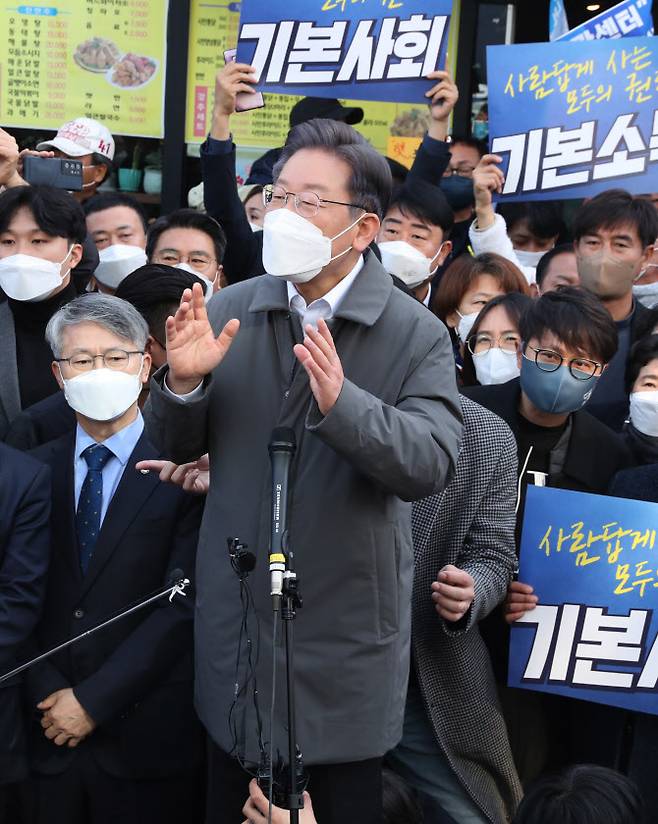 더불어민주당 이재명 대선후보가 28일 광주시 광산구 송정시장을 방문, 시민들에게 지지를 호소하고 있다. (사진= 연합뉴스)