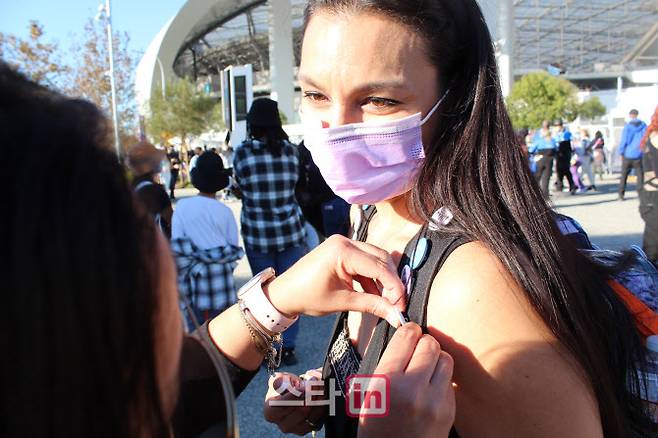 방탄소년단 팬 메리는 직접 만든 뱃지를 팬들에게 무료로 나눠줬다. 심지어 자신에 가방에 달았던 뱃지까지 흔쾌히.(사진=김현식 기자)