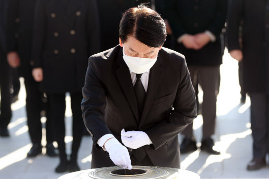 안철수 국민의당 대선 후보가 28일 오전 광주 북구에 있는 국립 5·18 민주묘지를 참배하고 있다. (사진=연합뉴스)