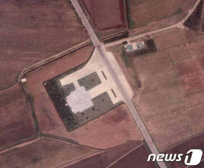 북한이 ICBM '화성-15형' 시험발사 현장에 설치한 기념비 위성사진 (구글 어스 캡처) © 뉴스1