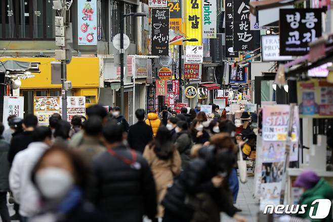 지난 26일 서울 중구 명동거리. 2021.11.26/뉴스1 © News1 이승배 기자