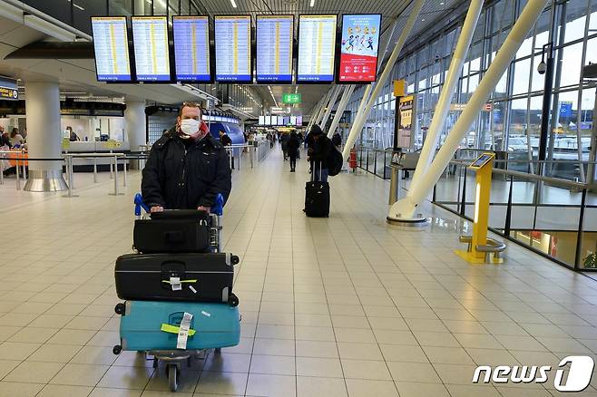 네덜란드의 한 공항에서 여행객이 마스크를 쓰고 있다. <자료사진> © AFP=뉴스1