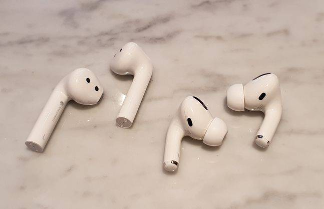 오픈형인 샤오미 무선이어폰 ‘레드미버즈3’(왼쪽)와 커널형 애플 ‘에어팟 프로’.ⓒ데일리안 김은경 기자