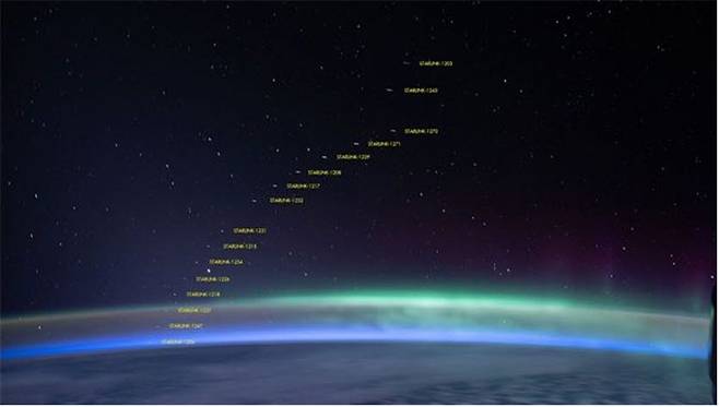 스페이스X의 스타링크 군집 위성 모습(자료 : NASA)