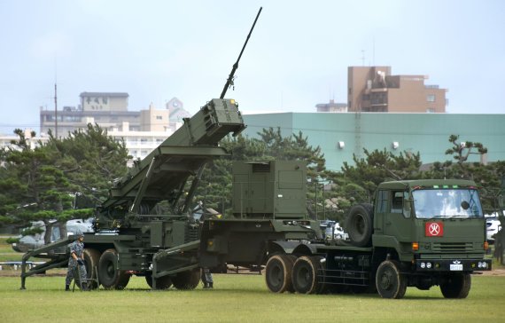 일본 홋카이도 하코다테의 자위대 기지에 19일 지대공 유도미사일 패트리어트(PAC3) 시스템이 배치되고 있다. /사진=뉴시스