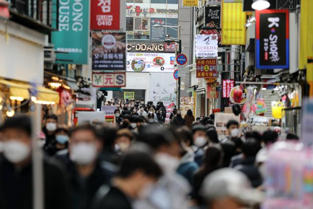 단계적 일상회복(위드코로나) 이후 코로나19 위중증 환자 수가 600명을 돌파하며 연일 최다치를 경신하는 가운데 26일 서울 중구 명동거리가 시민들로 붐비고 있다. 뉴스1