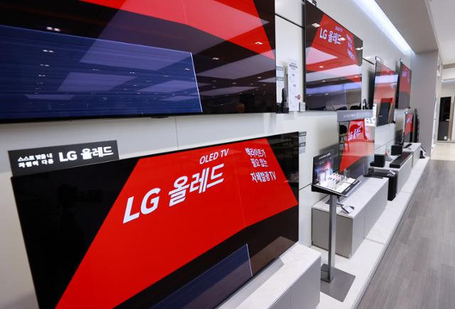 서울 영등포구 더 현대의 LG 베스트샵에 OLED TV 제품이 진열돼 있다. 연합뉴스