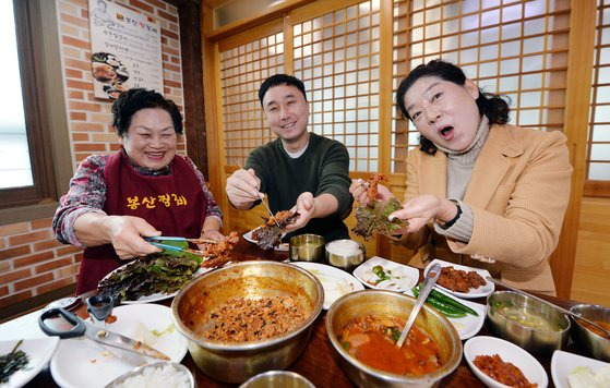 대구 동인동 찜갈비를 상추 등과 함께 먹고 있는 모습. 프리랜서 김성태