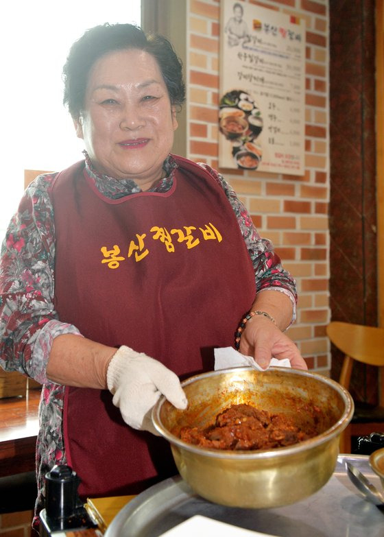 대구 동인동 찜갈비 골목 봉산찜갈비 이순남 참업주. 낡은 양재기에 찜갈비를 담아 나오고 있다. 프리랜서 김성태