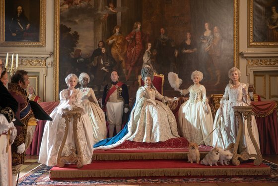 드라마 '브리저튼'은 19세기 영국 귀족 사회를 배경으로 화려한 패션을 선보였다. 사진 중앙포토