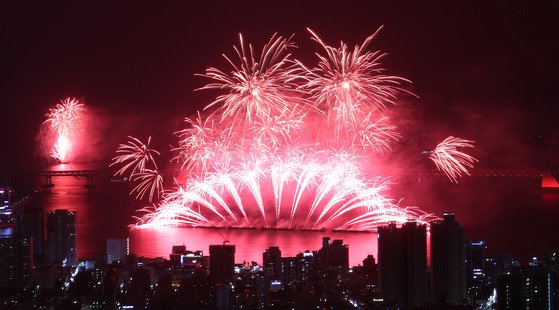 광안대교를 배경으로 펼쳐지는 부산불꽃축제의 한 장면. 송봉근 기자