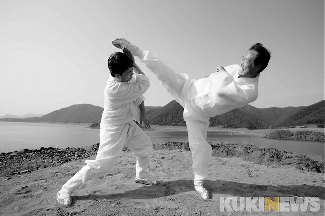 인간문화재 정경화(사진 우측) 명인과 신종근 전승교육사의 겨루기 장면(사진=국립문화재연구소 제공)
