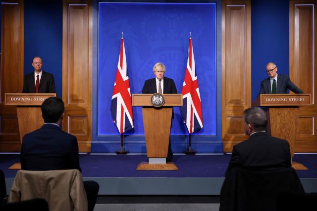 보리스 존슨(가운데) 영국 총리가 27일(현지시간) 수도 런던에서 기자회견을 열고 코로나19의 새 변이 오미크론에 대한 정부 대응을 발표하면서 “모든 입국자의 검역을 강화하겠다”고 밝히고 있다. AFP연합뉴스