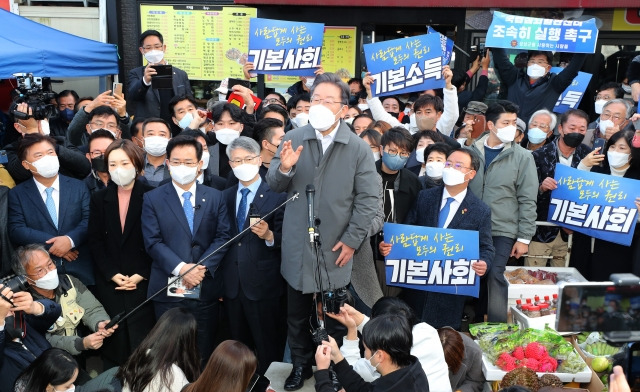 더불어민주당 이재명 대선 후보가 28일 광주시 광산구 송정시장을 방문해 시민들에게 지지를 호소하고 있다. 연합뉴스.