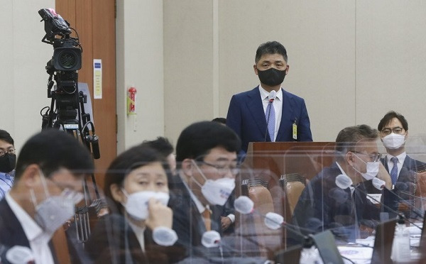 김범수 카카오 의장이 5일 오후 서울 여의도 국회에서 열린 정무위원회의 공정거래위원회·한국소비자원·한국공정거래조정원에 대한 국정감사에 출석해 의원 질의에 답변하고 있다. / 사진 = 연합뉴스