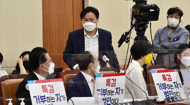 [서울=뉴시스] 전신 기자 = 5일 오전 서울 여의도 국회에서 기획재정위원회의 기획재정부 국정감사가 대장동 개발사업 관련 인쇄물 제거 문제로 지연되자 김영진 더불어민주당 간사가 국민의힘 의원들과 대화하고 있다. (공동취재사진) 2021.10.05.